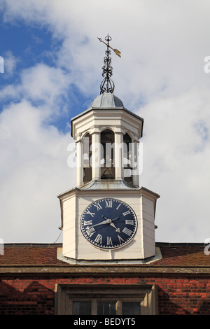 La tour de l'horloge sur l'ancien bâtiment de l'école à Harrow School, Harrow on the Hill, Middlesex, Royaume-Uni. Banque D'Images