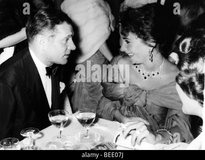 Elizabeth Taylor et Laurence Olivier bavardant à une première du film Banque D'Images