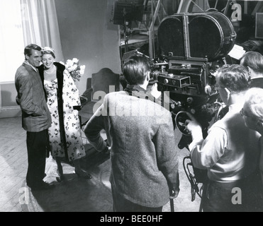 L'actrice Ingrid Bergman sur l'ensemble de "genre Sir' avec Cary Grant Banque D'Images