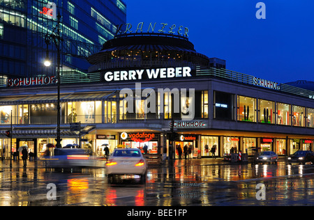 Shopping Mile dans la soirée au coin de la rue Kranzler-Eck, Kurfürstendamm, Berlin, Allemagne Banque D'Images