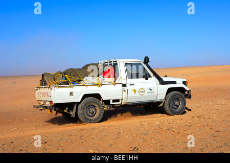 Jeep à grande vitesse sur une route du désert, Sahara, Libye Banque D'Images