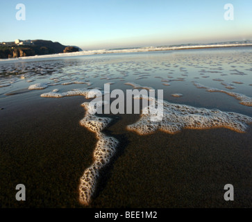 La marée monte à Broad Oak Beach à Cornwall en Grande-Bretagne sur une journée d'automne. Banque D'Images