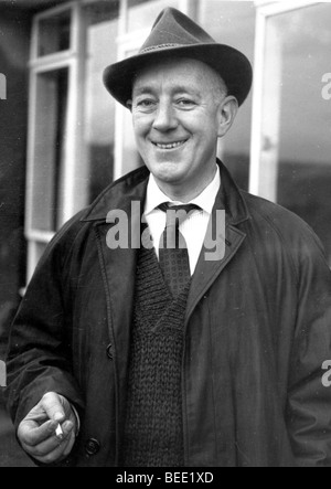 1006587 (900324) Sir Alec Guinness, brtischer Acteurs et actrices. 08 janvier 1959 Portrait von vor seinem Haus à Petersfield, Hampshire, Banque D'Images