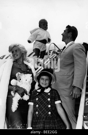 L'actrice Jayne Mansfield, son mari l'acteur et bodybuilder Mickey Hargitay, avec leurs enfants dans un aéroport. Banque D'Images