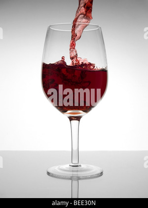 On verse un verre de malbec avec du vin rouge. Banque D'Images