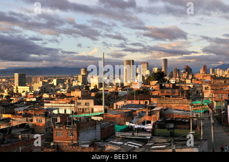 Vue sur le centre-ville dans la lumière du soir, Bogotá, Colombie, Amérique du Sud Banque D'Images