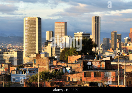 Vue sur le centre-ville dans la lumière du soir, Bogotá, Colombie, Amérique du Sud Banque D'Images