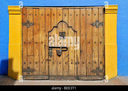 Vieille porte en bois, quartier de La Candelaria, à Bogotá, en Colombie, en Amérique du Sud Banque D'Images