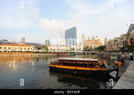 Passagers débarqués à la Riverside bumboat Point, en face de Clarke Quay, Singapour, Singapour River Banque D'Images