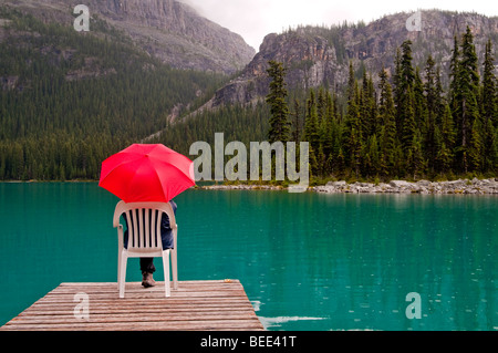 Parapluie rouge avec l'eau du lac Emerald et dock Banque D'Images