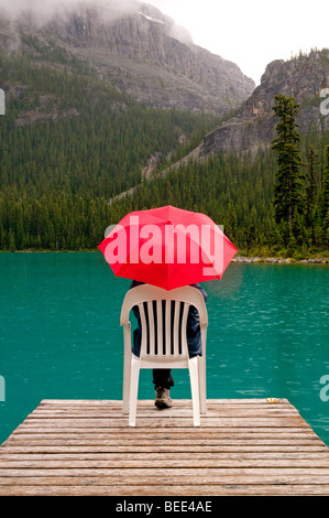 Parapluie rouge avec l'eau du lac Emerald et dock Banque D'Images