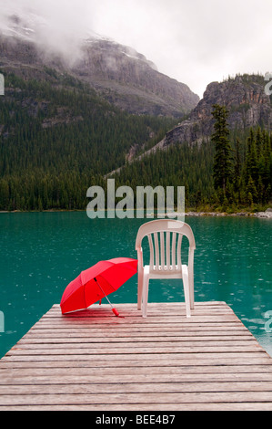 Parapluie rouge avec l'eau du lac Emerald et dock Banque D'Images