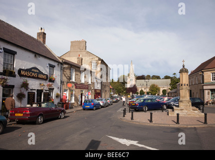Warkworth, Northumberland, England, UK, Europe. Centre du village occupé par des voitures en stationnement et de marché cross Banque D'Images