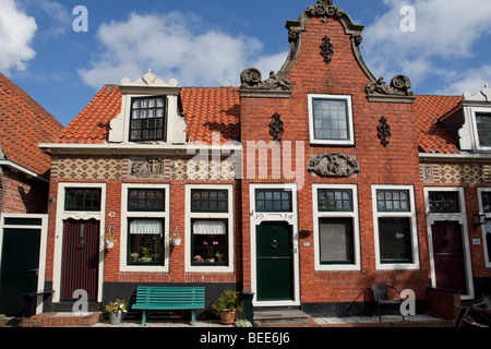 Old Dutch maison de briques rouges avec trois portes. Edam, Pays-Bas Banque D'Images