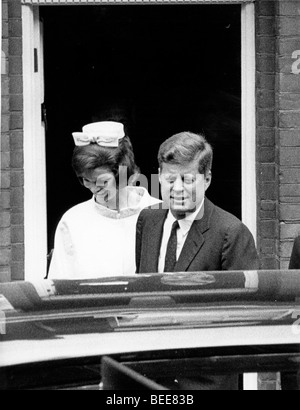 Le président Kennedy et Jackie quittent le palais de Buckingham Banque D'Images