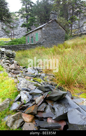 Les vestiges de l'ancienne mine d'Ardoise Cwmorthin Llyn Blaenau Ffestiniog haute au-dessus de la région de Snowdonia, le Nord du Pays de Galles. Banque D'Images