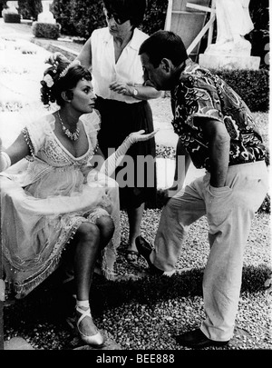 Sophia Loren parle avec le réalisateur ChristianJaque on set Banque D'Images