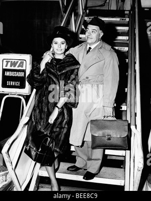 L'actrice Sophia Loren et son mari Carlo Ponti de venir au film "Boccace 70" Banque D'Images