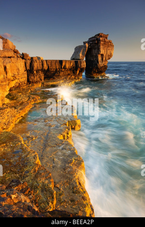 Photographie verticale de Pulpit Rock près de Portland Bill, l'Île de Portland, Dorset Coast Banque D'Images