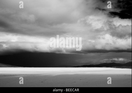 Tempête de pluie et de nuages sur la plage de Traigh Scarista, Isle of Harris, Hébrides extérieures, en Écosse. Le noir et blanc Banque D'Images