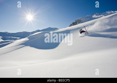 Freerider, tombant dans la neige profonde, Hochfuegen-Kaltenbach, Alpes de Zillertal, Tyrol du Nord, Autriche, Europe Banque D'Images