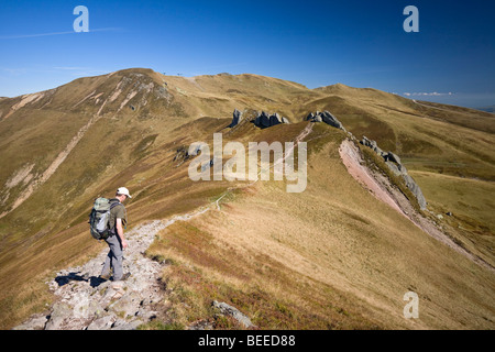 En automne, un randonneur sur les crêtes du massif du Sancy (Puy de Dôme, France). Randonneur solitaire sur les crêtes du massif du Sancy. Banque D'Images