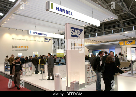 Stand de la société de logiciels SAP au niveau de l'ordinateur et il les systèmes juste à Munich, Bavaria, Germany, Europe Banque D'Images