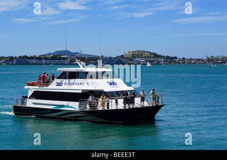 Un bateau dans le port d'Auckland, Devonport avec en arrière-plan. Auckland, île du Nord, Nouvelle-Zélande Banque D'Images