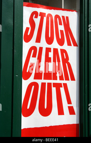 "Stock clear out' affiches en vitrine dans Wick, Ecosse Banque D'Images