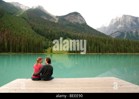 Young couple sitting on dock Banque D'Images