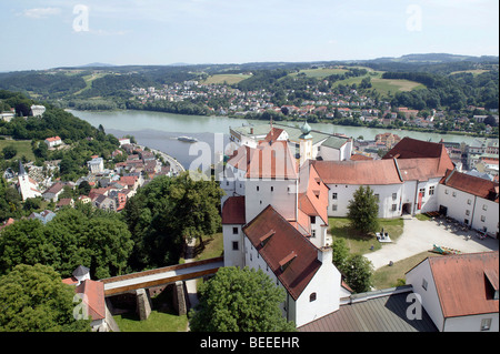 Vue depuis la forteresse Veste Oberhaus sur la confluence des fleuves Danube et l'Inn, Passau, Bavière, Allemagne, Europe. Banque D'Images