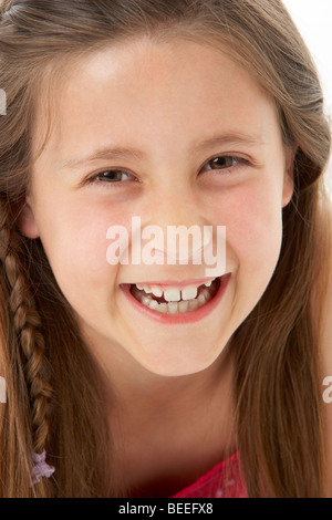 Studio Portrait of Smiling Girl Banque D'Images