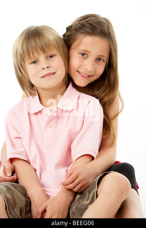 Deux enfants assis les uns avec les autres en Studio Banque D'Images