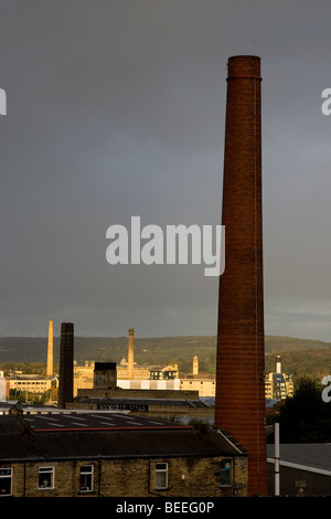 L'usine et d'usine de cheminées Shipley et Saltaire est un rappel du passé industriel de Bradford, West Yorkshire Banque D'Images