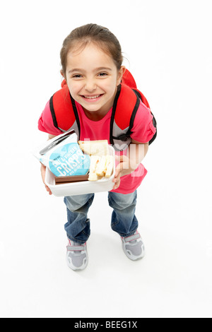 Studio Portrait of Smiling Girl Holding Lunch Banque D'Images