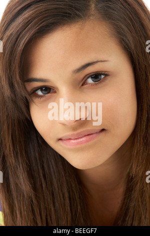 Studio Portrait of Smiling Teenage Girl Banque D'Images