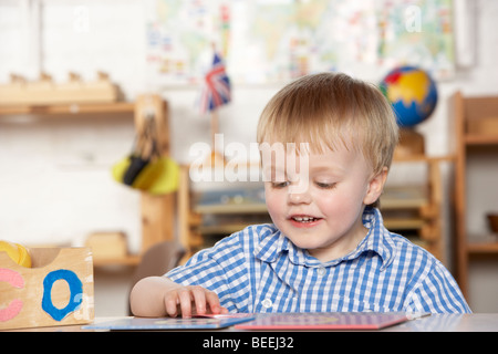 Jeune fille jouant au préscolaire/Montessori Banque D'Images