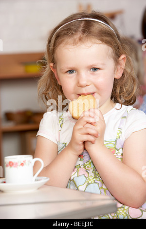 Jeune fille à prendre le thé/Montessori Pre-School Banque D'Images