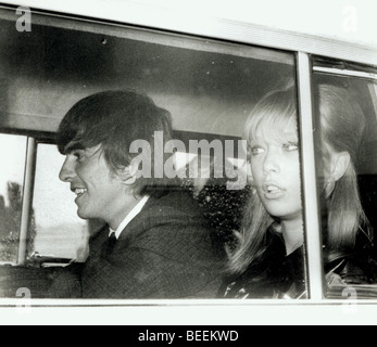 Beatle George Harrison et sa femme Pattie Boyd revenant de l'aéroport Banque D'Images