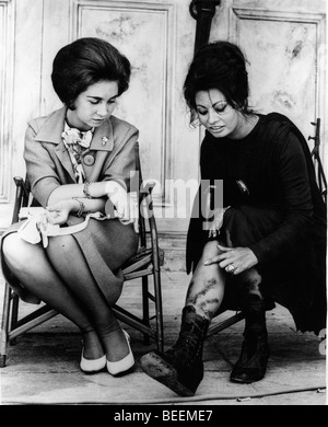 Actrice Sophia Loren avec la Reine Sofia le jeu de 'la chute de l'Empire romain' Banque D'Images