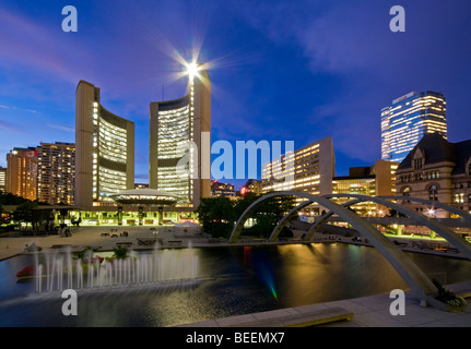 Nathan Phillips Square et nouvel hôtel de ville de nuit, Toronto, Ontario, Canada, Amérique du Nord Banque D'Images