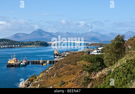 Le Skye Road pont reliant l'île de Skye avec le continent écossais à Kyle of Lochalsh Ecosse comme vu de l'A87 Banque D'Images