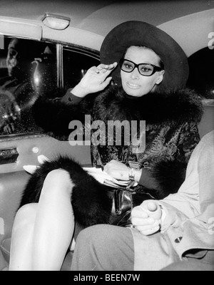 Actrice Sophia Loren arrivant à Londres au cinéma un film Banque D'Images