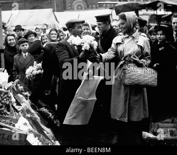 Actrice Sophia Loren d'acheter des fleurs d'un vendeur de rue Banque D'Images