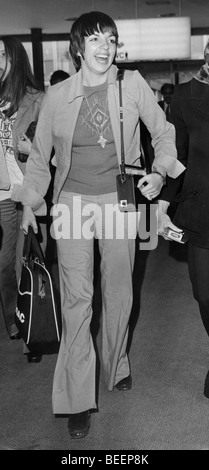 Heureusement la chanteuse Liza Minnelli promenades à travers l'aéroport de Heathrow en route pour Chicago à effectuer de concert Banque D'Images