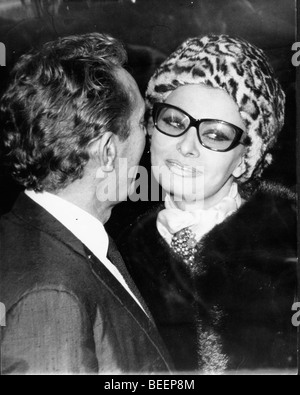 L'actrice Sophia Loren à parler avec l'acteur Peter Finch Banque D'Images