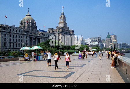 Shanghai - l'ancien bâtiment de la HSBC (avant) et la maison de la douane sur le Bund, le célèbre front de mer à côté de la rivière Huangpu Banque D'Images