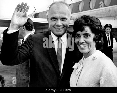 Le COL. JOHN Glenn et son épouse Annie quand ils ont finalement atterri à l'aéroport de Londres Banque D'Images