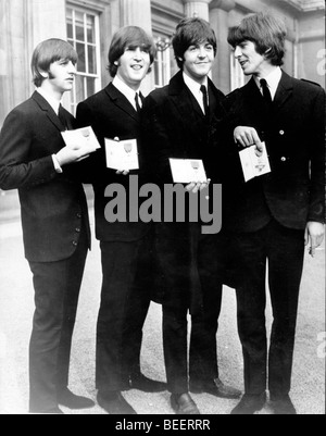 Les Beatles détiennent leur M.B.E awards Banque D'Images