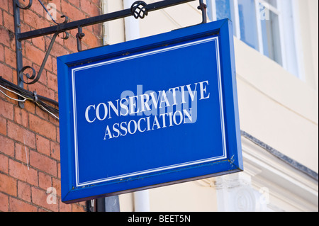 Inscrivez-vous à l'extérieur de l'association conservatrice dans la région de Ludlow Shropshire England UK Banque D'Images